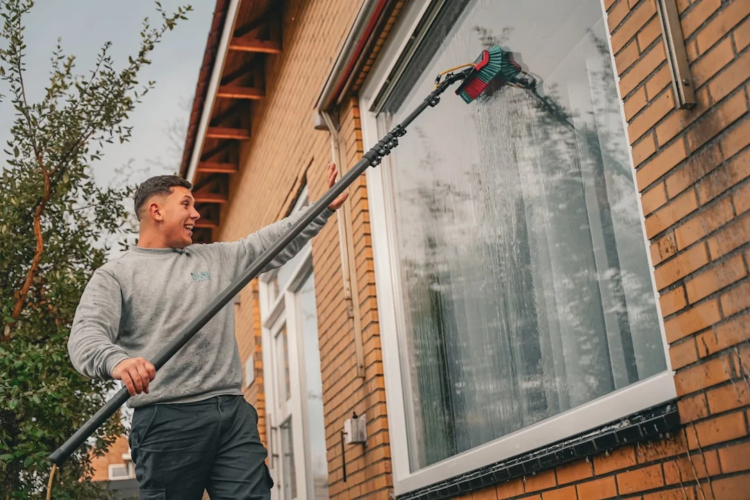 Jeune couple en train de monter des meubles dans son nouvel appartement, entouré de cartons.