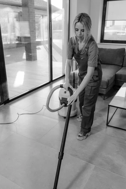 Gros plan d’une femme étiquetant une boîte en carton avec un marqueur rouge à l’intérieur.